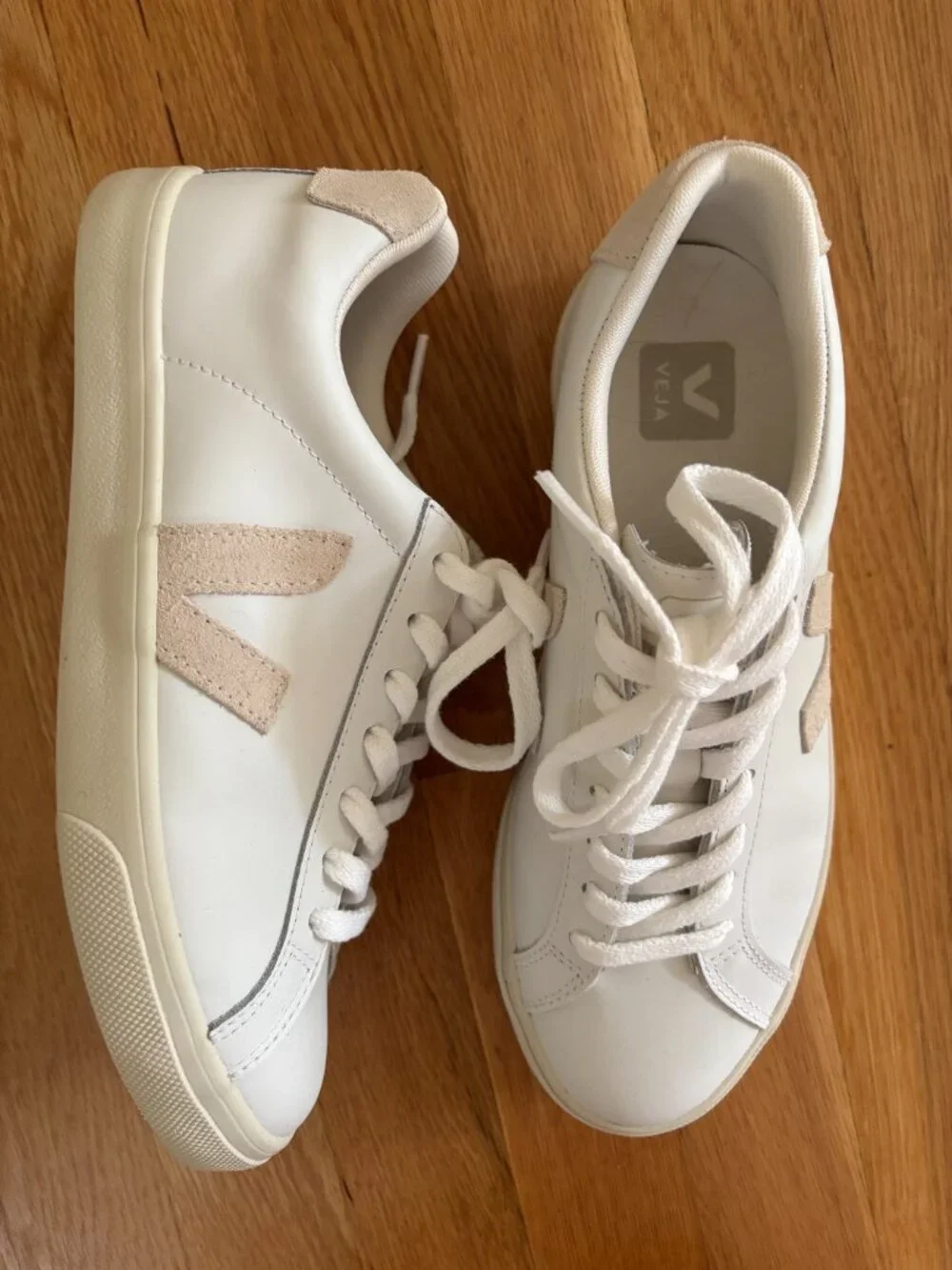 Veja White/Cream Leather Women's Sneakers - Size 8 - NEARLY NEW! FREE SHIPPING!